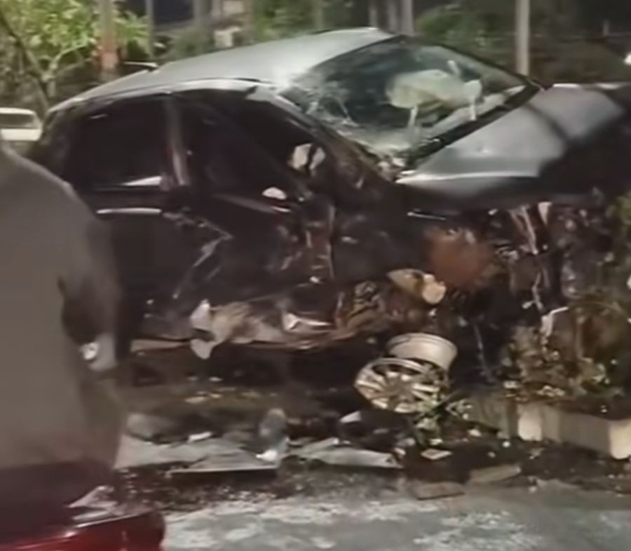 Mobil Toyota Agya ringsek berat setelah hilang kendali dan menabrak taman jalan di By Pass Ngurah Rai, Kuta. (foto/hes)