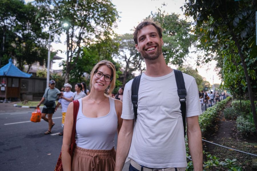 Turis asal Jerman bernama Julia berpose usai menyaksikan pembukaan PKB 2026 di Denpasar dan mengaku terpesona oleh kekayaan budaya Bali. (Foto: Kemenpar)