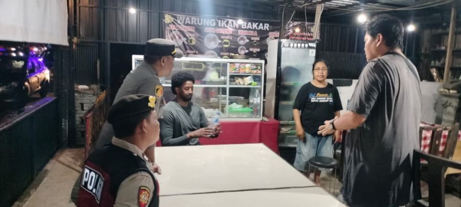 Turis Somalia bernama Saed yang mengamuk dan menuduh sopir taksi online mencuri HP-nya saat ditanyai polisi di Jalan Prof. Dr. Ida Bagus Mantra, Denpasar Timur, Denpasar, Bali, Senin (3/11/2025) malam. (foto/hes)