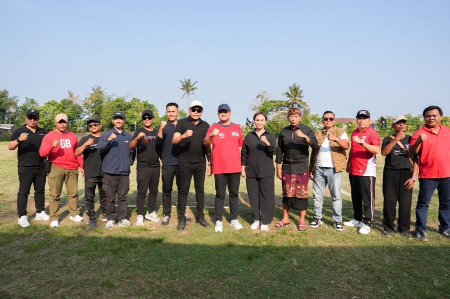 Wabup Badung Bagus Alit Sucipta saat membuka Turnamen Sepakbola Semeton GB Cup U-35 Tahun 2026 di Lapangan Pratu Made Linggih, Kelurahan Kapal, Kecamatan Mengwi, Badung, Bali, Minggu (16/8/2026). (foto/adi)