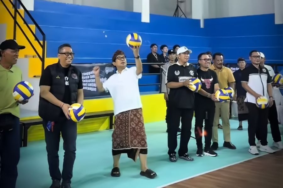 Bupati Badung I Wayan Adi Arnawa secara resmi membuka Turnamen Bola Voli Himmus Cup II, di GOR Gema Putra Presada, Banjar Angkeb Canging, Desa Gulingan, Kecamatan Mengwi, Badung, Bali, Minggu (26/7/2026). (foto/adi)