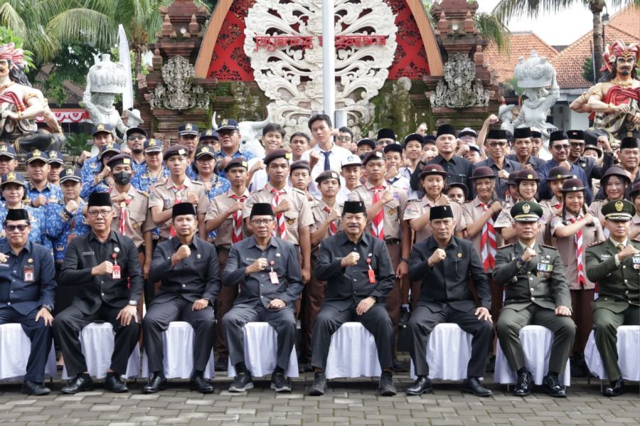 Wakil Bupati Tabanan, I Made Dirga, bertindak selaku Inspektur Upacara dalam peringatan Hari Pahlawan ke-80 Tahun 2025 Kabupaten Tabanan yang diselenggarakan di halaman Kantor Bupati Tabanan, Bali, Senin (10/11/2025). (foto/prokopimtabanan)
