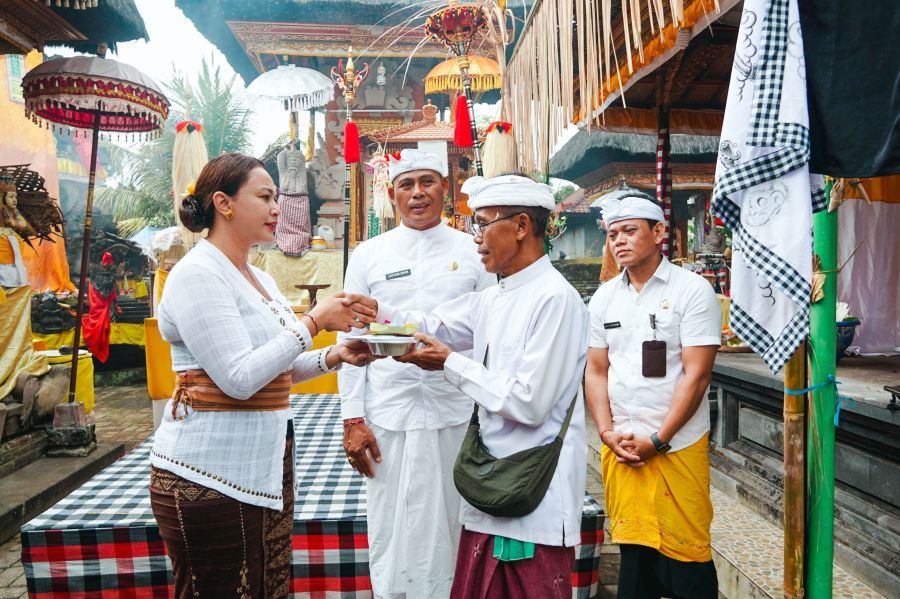 Ketua WHDI Badung, Nyonya Yunita Alit Sucipta menghadiri Upacara Melaspas Tapakan Ida Batara di Pura Dalem Merta Ening Manik Galih, Banjar Kambang, Desa Bongkasa, Kecamatan Abiansemal, Kabupaten Badung, Bali, Kamis (30/7/2026). (foto/adi)