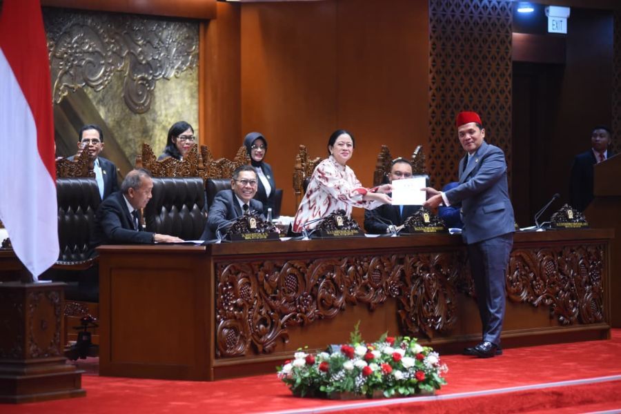 Ketua DPR Puan Maharani saat menerima dokumen laporan terkait RUU KUHAP dari Ketua Komisi III DPR RI Habiburokhman di Gedung Nusantara II, Selasa (18/11/2025). (foto/DPR RI)