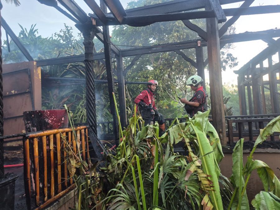 Bangunan Villa The Angkasa yang terletak di Jalan Binginsari, Jimbaran, Kuta Selatan, Badung, Bali, hangus terbakar, Senin (11/5/2026) sore. (foto/hes)