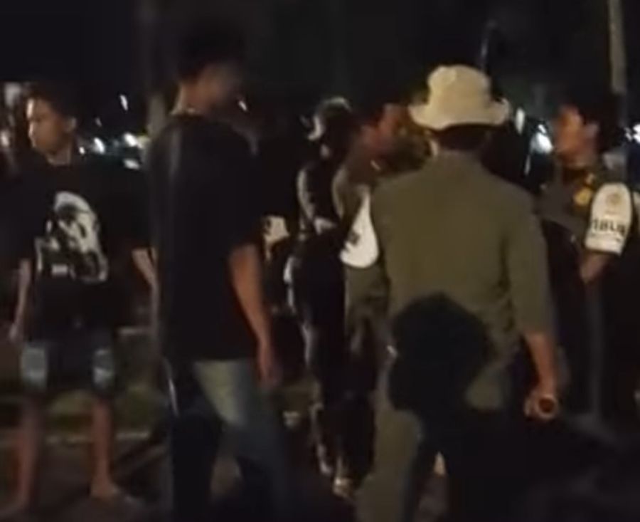Sekelompok pemuda berkelahi di Lapangan Niti Mandala, Renon, Denpasar Timur, Denpasar, Bali, Minggu (4/10/2026) malam. (foto/hes)