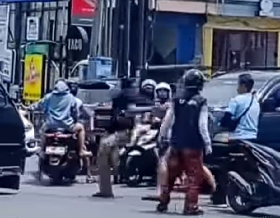 podiumnews.com-Viral, Dua Pengendara Adu Jotos di Teuku Umar Barat