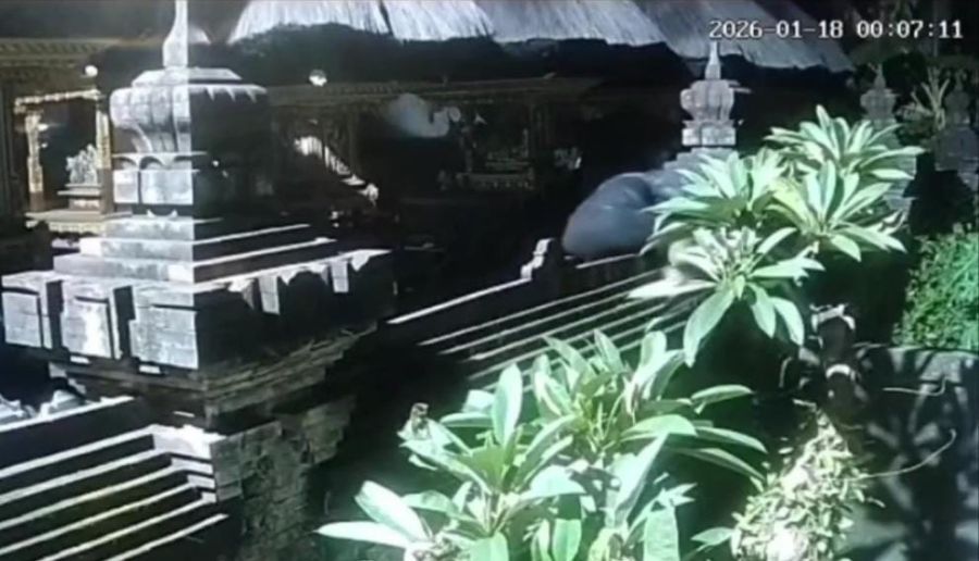 Dua pria terekam kamera CCTV sedang memanjat dan memasuki area Pura Desa Adat Kelan, Kecamatan Kuta, Kabupaten Badung, Bali, Minggu (18/1/2026). (foto/hes)