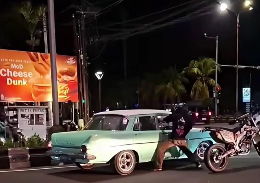 podiumnews.com-Viral! Pengendara Motor Trail Pukuli Pengemudi Holden di Sanur