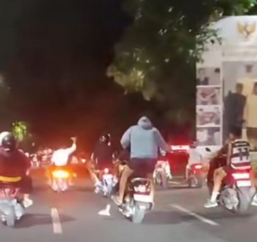 podiumnews.com-Viral, Sekelompok Pemuda Ugal-ugalan Naik Motor di Renon