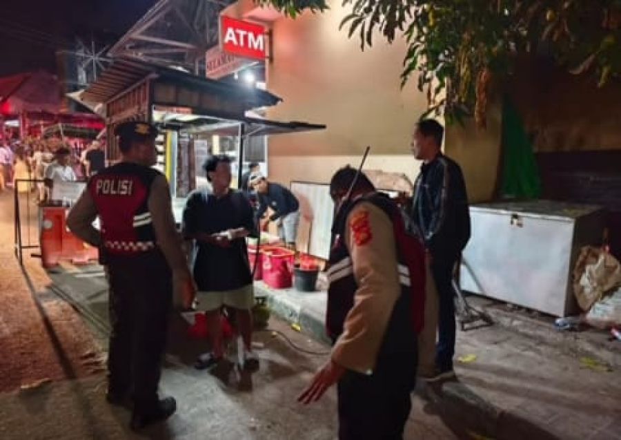 Polisi memeriksa lokasi perkelahian dua turis asing berkelahi di kawasan Jalan Pantai Batu Bolong, Desa Canggu, Kuta Utara, Kabupaten Badung, Bali. (foto/hes)