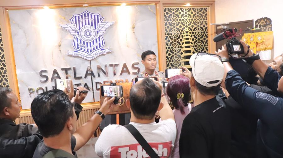 Kasat Lantas Polresta Denpasar Kompol Muhamad Bhayangkara Putra Sejati S.I.K memberi penjelasan tentang video viral terkait layanan Satpas Satlantas SIM Polresta Denpasar. (foto/hes)