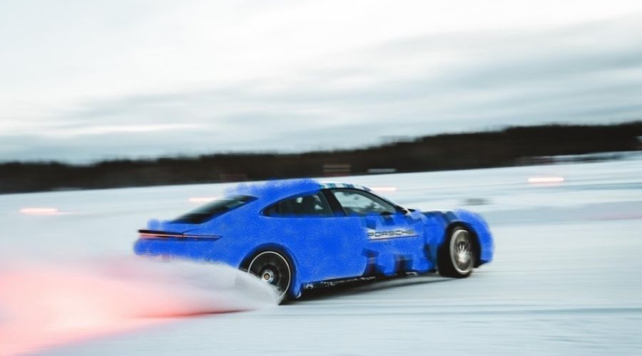 Ilustrasi mobil Porsche biru nge-drift. (foto/web)