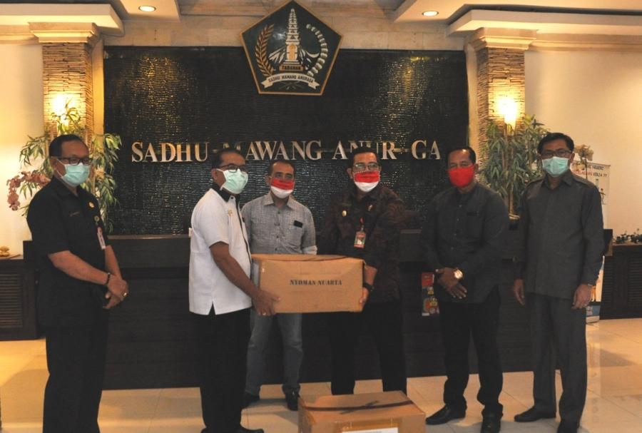 podiumnews.com-Wabup Tabanan Salurkan Bantuan Baju Cover All ke Dinkes