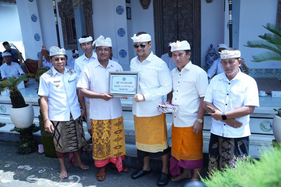 Wabup Badung Bagus Alit Sucipta, menghadiri Karya Padudusan Alit, Ngenteg Linggih di Merajan Kemimitan Puri Punggul dan Pura Batur, Desa Punggul, Kecamatan Abiansemal, Badung, Bali, Selasa (28/4/2026). (foto/adi)