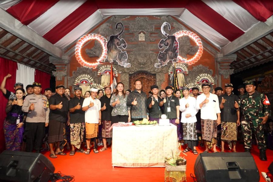 Wabup Badung Bagus Alit Sucipta menghadiri perayaan HUT. Ke-41 ST. Praja Wisnu Murti, Banjar Pengembungan, Desa Bongkasa, kecamatan Abiansemal, Badung, Bali, Selasa (25/11/2025). (foto/adi)
