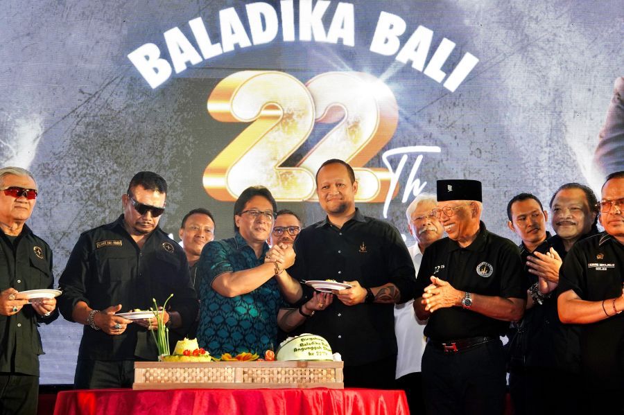 Wabup Badung Bagus Alit Sucipta saat menghadiri perayaan HUT ke-22 Baladika Bali di Wantilan Serbaguna Puslat Bakti Negara, Perumahan Multi Permai I, Kelurahan Sading, Badung, Bali, Selasa (5/5/2026) sekaligus menyalurkan 2.200 komposter untuk penanganan sampah. (foto/adi)