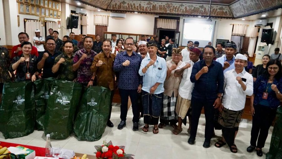 Wabup Badung Bagus Alit Sucipta dan Ketua DPRD Badung I Gusti Anom Gumanti memimpin langsung koordinasi dan evaluasi PSBS sekaligus menyerahkan 15 ribu unit bag composter di Kantor Camat Kuta, Badung, Bali, Selasa (28/4/2026). (foto/adi)