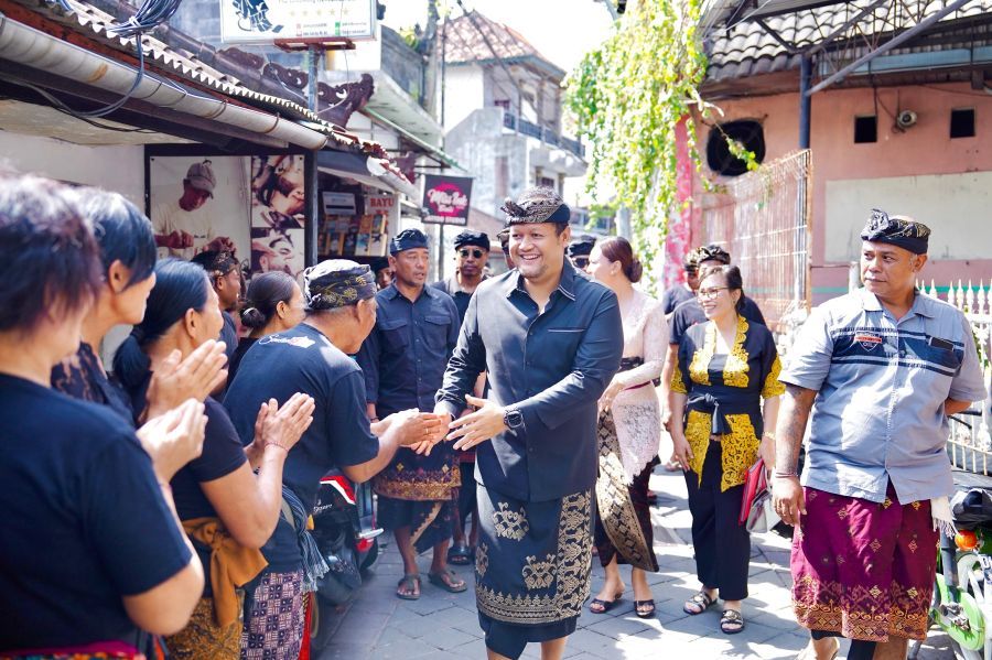 Wabup Badung Bagus Alit Sucipta dan Nyonya Yunita Alit Sucipta saat menyerahkan dokumen Akta Kematian di Jalan Poppies Line II, Gang Ronta, Banjar Pering, Kuta, Badung  Bali, Senin (23/3/2026). (Foto/adi)