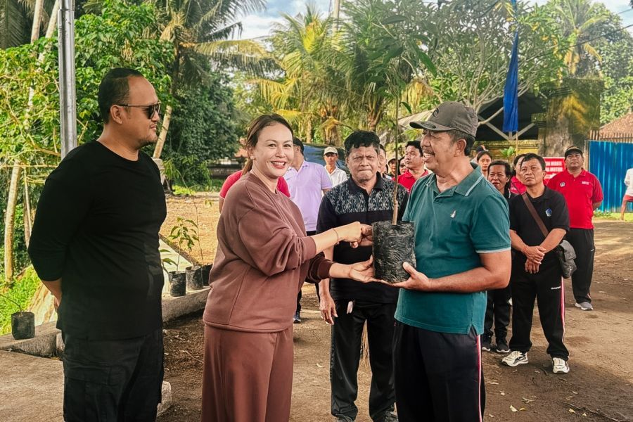 podiumnews.com-Wabup Badung dan Warga Tanam Pohon dan Bersih Sampah di Mambal