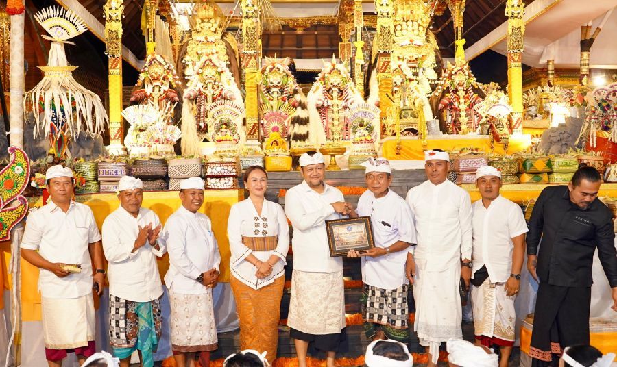 Wabup Badung, Bagus Alit Sucipta saat menghadiri prosesi Nganyarin rangkaian karya Padudusan Agung, Ngenteg Linggih, Mapeselang, Manawa Ratna dan Tawur Pedana di Pura Dalem Pingit, Banjar Tanggayuda, Desa Bongkasa Abiansemal, Badung, Bali, Rabu (10/6/2026). (foto/adi)