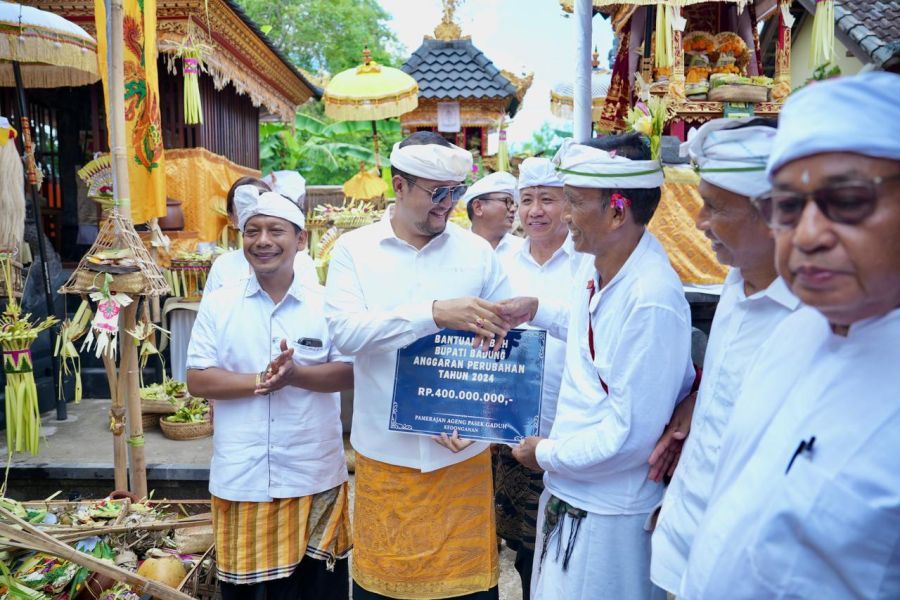 Wabup Badung Bagus Alit Sucipta bersama Nyonya Yunita Alit Sucipta, menghadiri Puncak Karya Dewa Yadnya di Pemerajan Ageng Pasek Gaduh, Kedonganan, Kuta, Badung, Bali, Rabu (22/4/2026). (foto/adi)