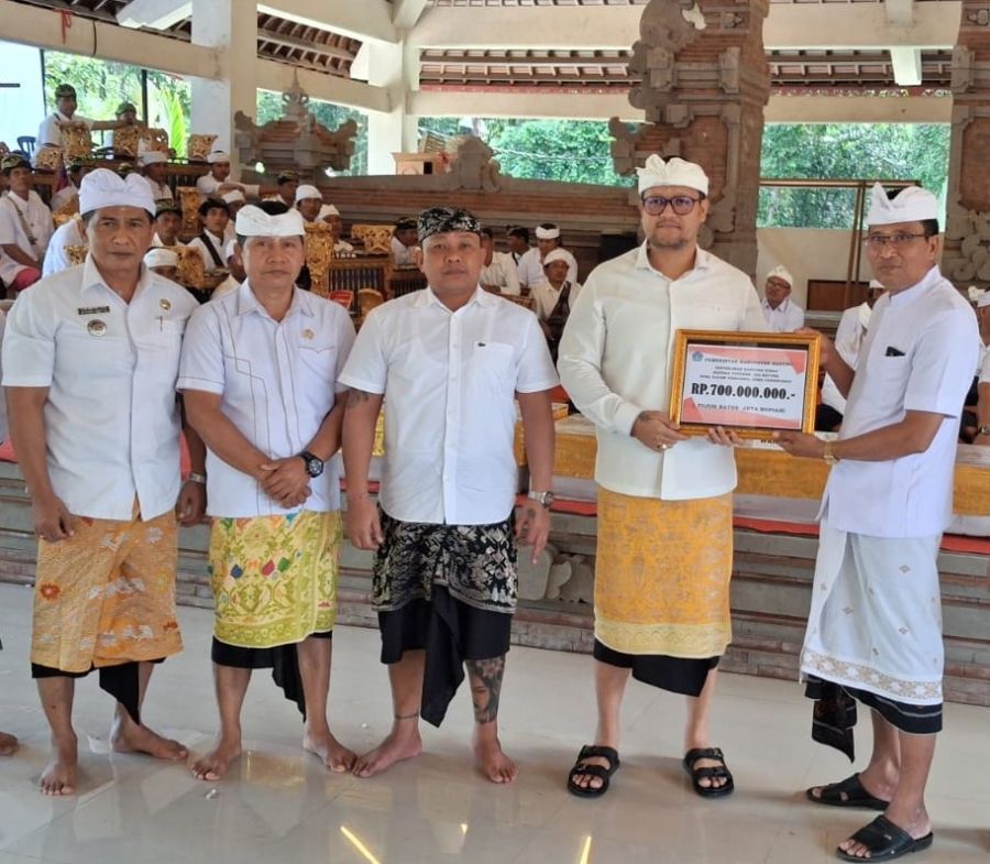 Wabup Badung, Bagus Alit Sucipta saat menghadiri Upacara Ngeratep Tapakan di Pura Dalem Bebalang, Desa Adat Carangsari, Kecamatan Petang, Badung, Bali, Rabu (10/6/2026). (foto/adi)