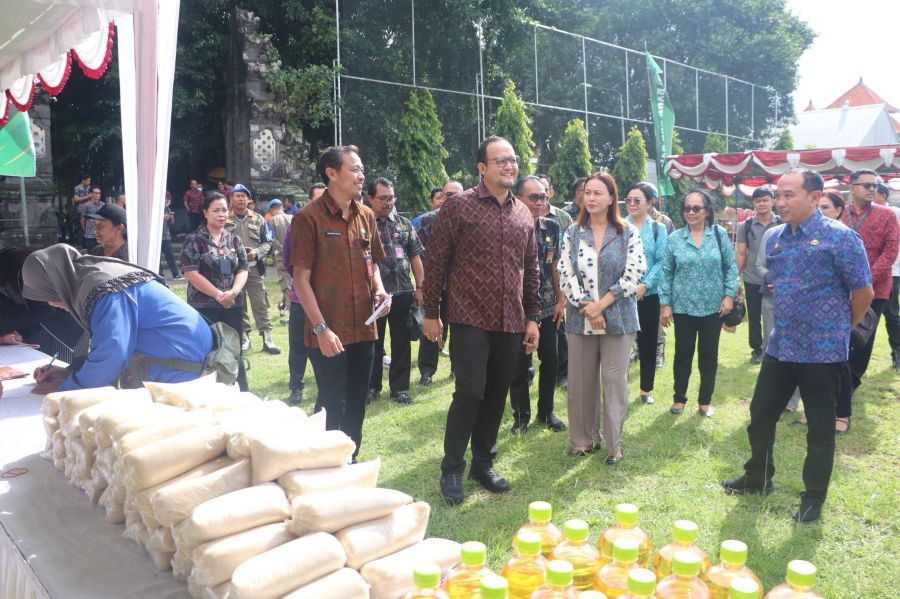 Wabup Badung Bagus Alit Sucipta bersama Ketua WHDI Badung Nyonya Yunita Alit Sucipta membuka Pasar Murah dalam rangka menyambut Hari Raya Nyepi Caka 1948 dan Idul Fitri 1447 Hijriah di Lapangan Umum Pratu I Gusti Ngurah Jana, Kelurahan Sading, Badung, Bali, Selasa (10/3/2026). (foto/adi)
