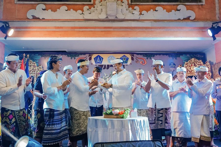 Wakil Bupati Badung Bagus Alit Sucipta menghadiri sekaligus melantik pengurus ST Shantika Dharma periode 2026–2029 di Tempekan Mambal Kajanan, Sabtu (20/12/2025). (foto/adi)