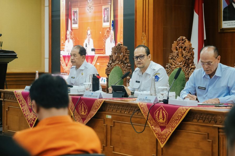 Wabup Badung Bagus Alit Sucipta saat memimpin Rakor Penanggulangan Kemiskinan Tahun 2026 di Ruang Rapat Kriya Gosana, Puspem Badung, Bali, Rabu (30/9/2026). (foto/adi)
