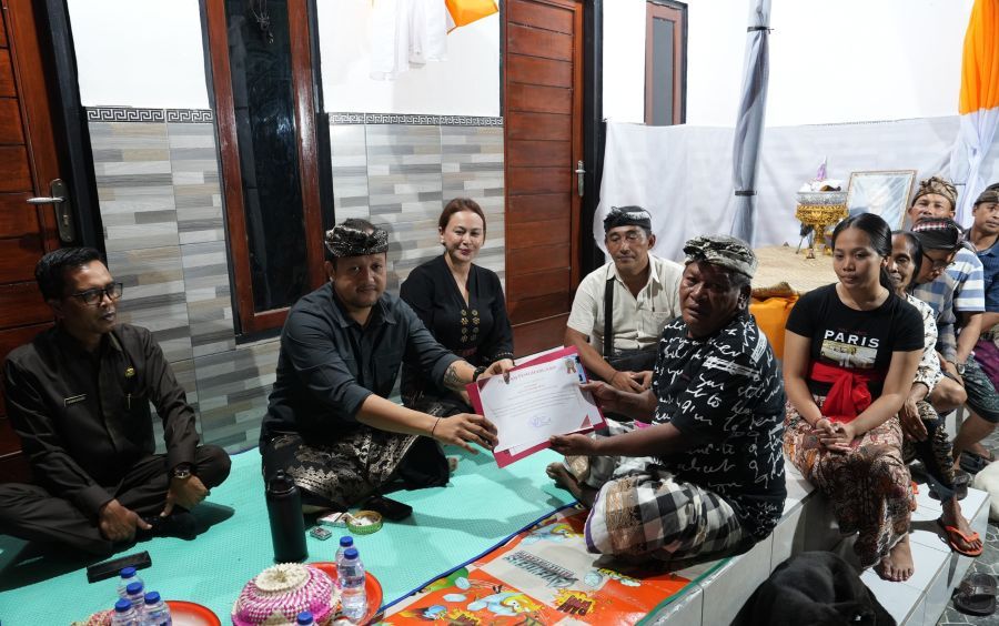 podiumnews.com-Wabup Badung Serahkan Akta Kematian dan Penghargaan Tertib Administrasi