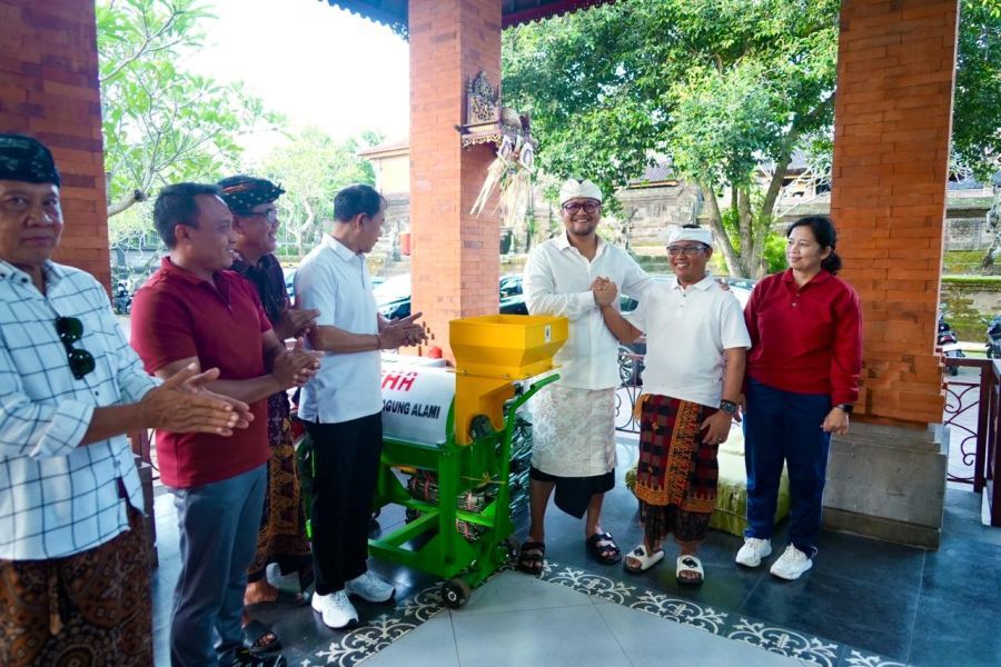 Wabup Badung Bagus Alit Sucipta saat menyerahkan bantuan CSR berupa mesin pencacah sampah dan bag komposter kepada masyarakat Desa Adat Sempidi di Wantilan Pura Desa, Desa Adat Sempidi, Badung, Bali, Jumat (8/5/2026). (foto/adi)