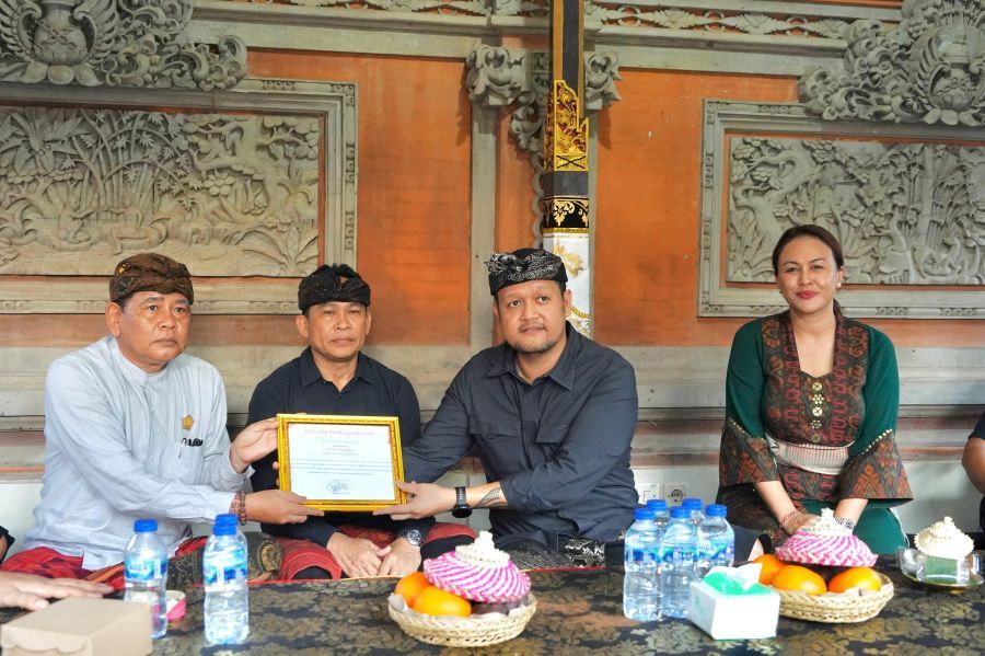 podiumnews.com-Wabup Badung Serahkan Penghargaan Tertib Administrasi Akta Kematian