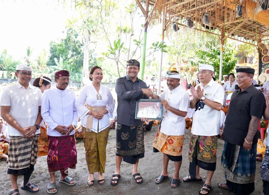 Wabup Badung Bagus Alit Sucipta saat menghadiri Metatah Massal di Desa Adat Sobangan, Mengwi. (foto/sukadana)