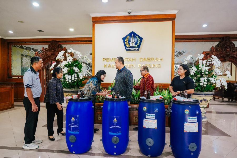 Wakil Bupati Badung, Bagus Alit Sucipta saat menerima Bantuan TJSP Tong Komposter dari Perumda Air Minum Tirta Mangutama Badung dan PT. Agus Nusa Penida (Hotel Horizon Seminyak) di Lobby Kantor Bupati Badung, Puspem Badung, Bali, Jumat (20/2/2026). (foto/adi)
