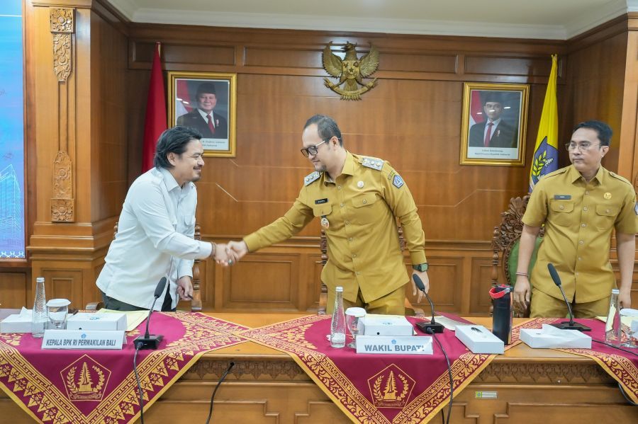 Wabup Badung Bagus Alit Sucipta didampingi Sekda IB. Surya Suamba saat menerima exit meeting BPK RI Perwakilan Bali di Ruang Kriya Gosana, Puspem Badung, Bali, Senin (5/10/2026). (foto/adi)
