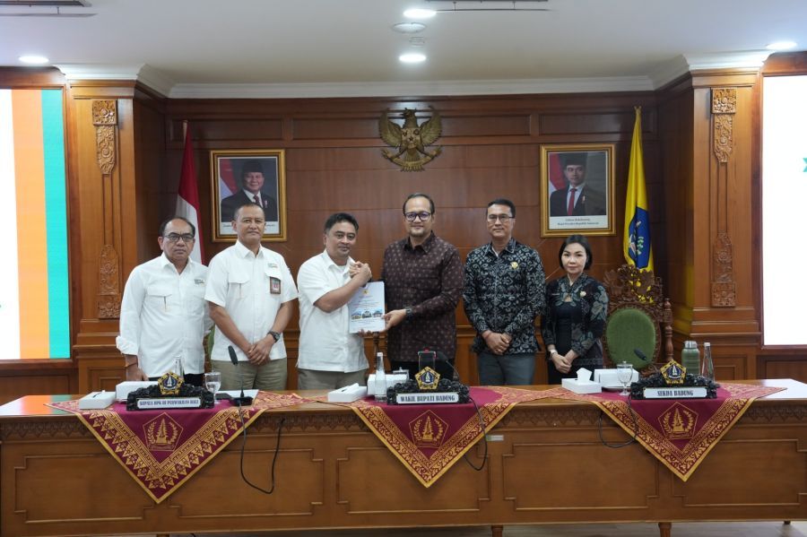 Wabup Badung Bagus Alit Sucipta saat menerima LHP Semester I Tahun 2026 dari BPK RI Perwakilan Provinsi Bali di Ruang Kriya Gosana, Puspem Badung, Bali, Selasa (8/9/2026). (foto/adi)