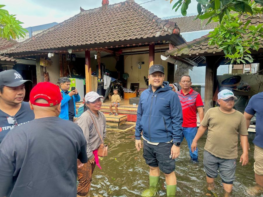 Wabup Badung Bagus Alit Sucipta meninjau sejumlah titik banjir di wilayah Kelurahan Kedonganan, Kecamatan Kuta, Badung, Bali, Jumat (27/2/2026). (foto/adi)