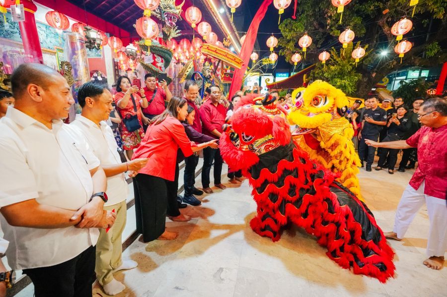 Wabup Badung Bagus Alit Sucipta bersama Ketua WHDI Badung Nyonya Yunita Alit Sucipta, memantau kesiapan dalam rangka menyambut Tahun Baru Imlek 2577 tahun masehi 2026 di Vihara Dharmayana/Leeng Gwan Bio, Kelurahan Kuta, Kuta, dan Kelenteng Caow Eng Bio, Kelurahan Tanjung Benoa, Kuta Selatan, Badung, Bali, Senin (16/2/2026). (foto/adi)