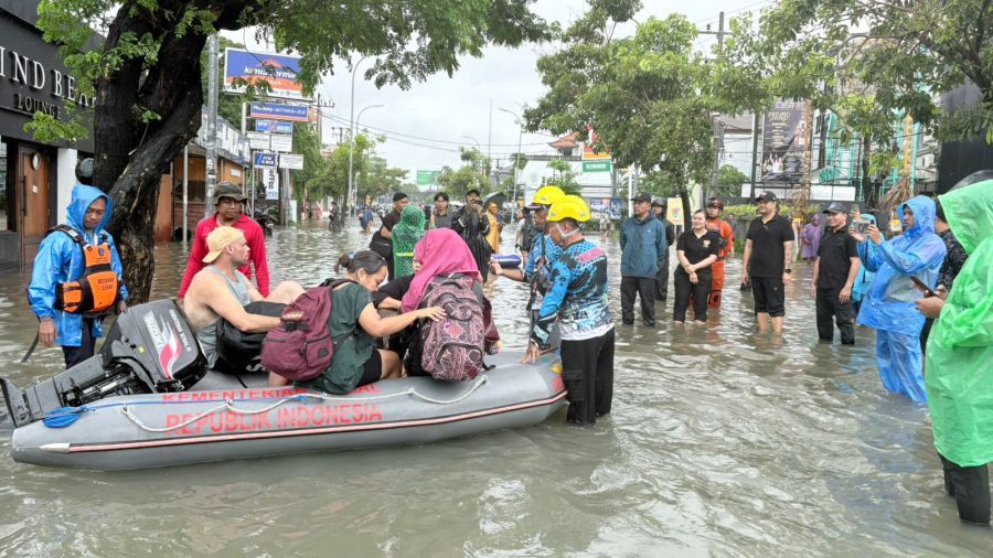 Wabup Badung Bagus Alit Sucipta saat meninjau banjir di Jalan Dewi Sri, Kecamatan Kuta, Badung, Bali, Selasa (24/2/2026). (foto/adi)