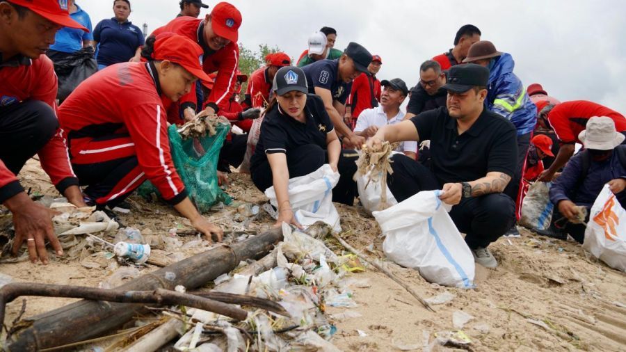 Wabup Badung Bagus Alit Sucipta dan Nyonya Yunita Alit Sucipta memimpin langsung kegiatan aksi bersih pantai di kawasan Pantai Kedonganan, Kecamatan Kuta, Badung, Bali, Jumat (13/2/2026). (foto/adi)