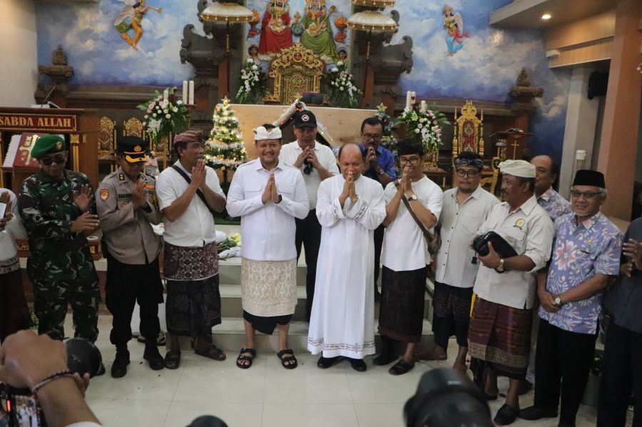 Wakil Bupati Badung Bagus Alit Sucipta melaksanakan pemantauan persiapan menyambut perayaan Hari Natal Bagi Umat Kristen, di Badung, Bali, Rabu (24/12/2025). (foto/adi)