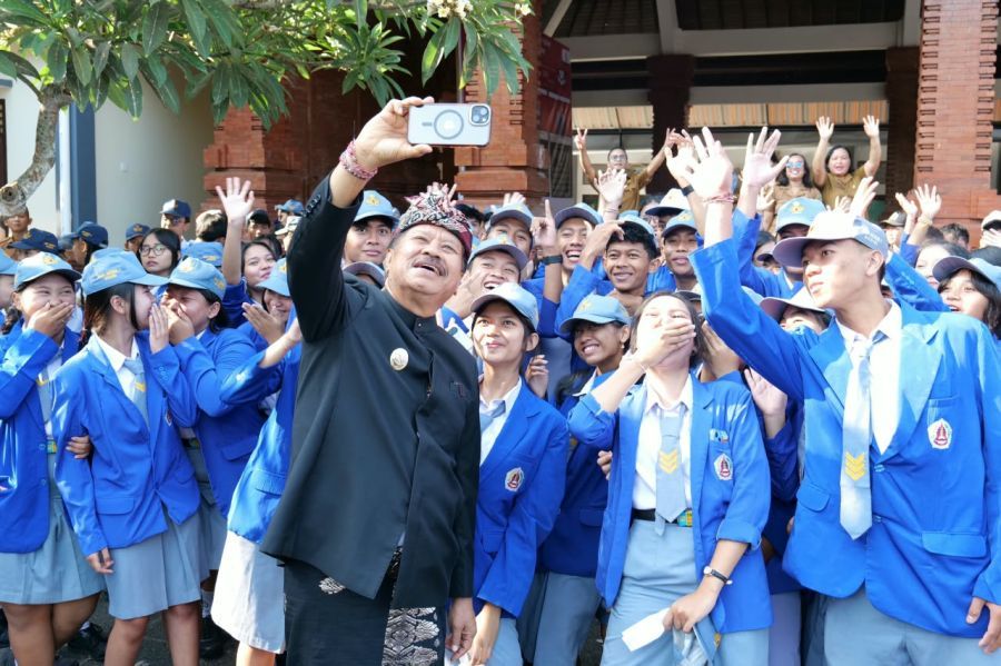 Wakil Bupati Tabanan, I Made Dirga, menghadiri apel dan roadshow sosialisasi bersama Tim Kolaborasi Orkes Tabanan, di SMA Negeri 1 Kediri, Kecamatan Kediri, Tabanan, Bali, Senin (19/10/2026). (foto/prokopimtabanan)