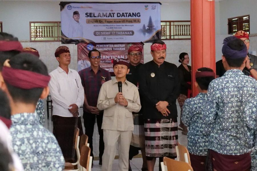 podiumnews.com-Wabup Tabanan Dampingi Wamendikdasmen Tinjau Beberapa Sekolah