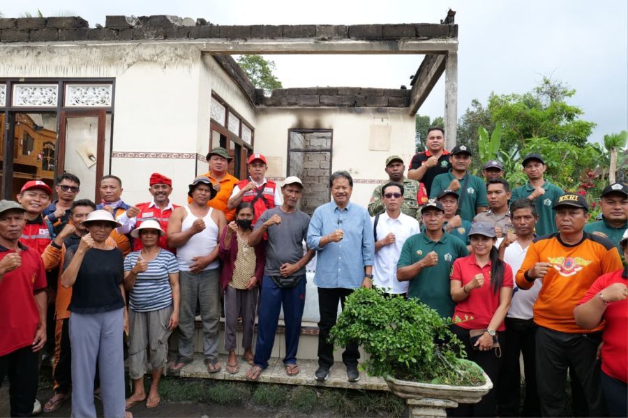 Wakil Bupati Tabanan, I Made Dirga mengunjungi rumah warga yang mengalami kebakaran di Banjar Tegeh, Desa Angseri, Kecamatan Baturiti, Kabupaten Tabanan, Bali, Jumat (23/10/2026). (foto/prokopimtabanan)