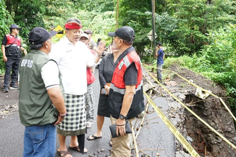 Wakil Bupati Tabanan I Made Dirga turun langsung meninjau lokasi jalan rusak yang terdampak bencana longsor akibat curah hujan ekstrem di Banjar Jadi Desa, Desa Banjar Anyar, Kecamatan Kediri, Kabupaten Tabanan, Bali, Jumat (13/2/2026). (foto/prokopimtabanan)