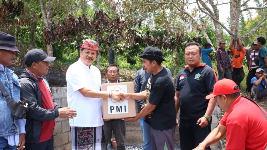 Wakil Bupati Tabanan, I Made Dirga meninjau lokasi kebakaran rumah milik I Kadek Suardika dan kandang ayam milik I Made Darma Wiguna di Banjar Dinas Tibudalem, Desa Pujungan, Kecamatan Pupuan, Tabanan, Bali, Jumat (9/10/2026). (foto/prokopimtabanan)