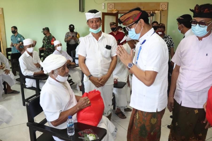 podiumnews.com-Wabup Badung Bagikan Punia Pemangku dan Srati Lima Desa Adat di Kuta