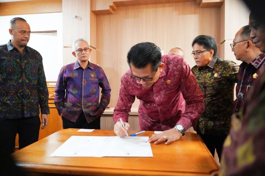 Wakil Gubernur Bali I Nyoman Giri Prasta membacakan Pendapat Akhir Gubernur Bali terhadap Raperda Provinsi Bali tentang Pertanggungjawaban Pelaksanaan Anggaran Pendapatan dan Belanja Daerah (APBD) Tahun Anggaran 2025 dalam Rapat Paripurna ke-46 DPRD Provinsi Bali di Ruang Sidang Utama Kantor DPRD Provinsi Bali, Denpasar, Senin (20/7/2026). (foto/sukadana)