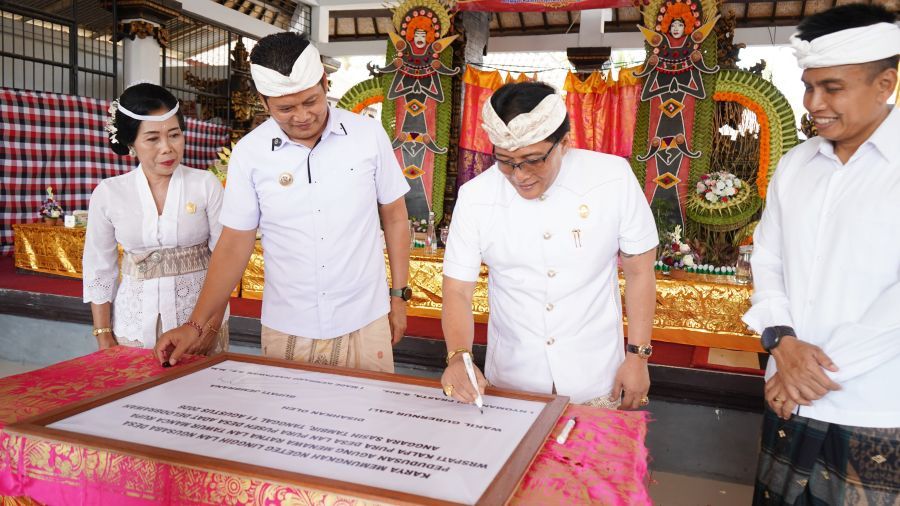 Wagub Bali Nyoman Giri Prasta saat menghadiri Karya Mamungkah Ngenteg Linggih lan Ngusaba Desa Padudusan Agung Menawa Ratna lan Tawur Manca Rupa Wrespati Kalpa di Pura Desa lan Pura Puseh Desa Adat Delodbrawah, Kecamatan Mendoyo, Kabupaten Jembrana, Bali, Kamis (13/8/2026). (foto/sukadana)